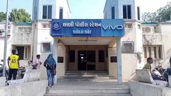vadodara-fake-police-crime-news-senior-citizen-gold-chain-ring-fraud-chhani-area