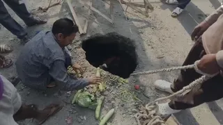 Vadodara News:વડોદરાના ખોડીયાર નગર પાસે ડી-માર્ટ નજીક અચાનક મોટો ભૂવો પડ્યો: શાકભાજીની લારી ખાબકી