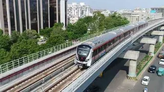 ગિફ્ટ સિટી નજીક મેટ્રો ટ્રેન ડિરેલ થઈ: વહેલી સવારે ઓફિસ જવા નીકળેલા મુસાફરો અટવાયા, સેવાઓ ખોરવાઈ