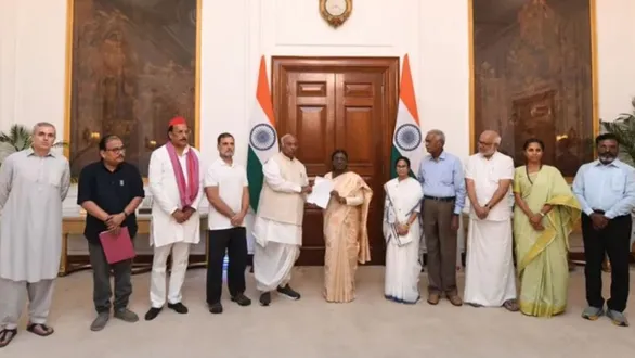 rahul-gandhi-accuses-pm-shah-of-vote-theft-after-meeting-president
