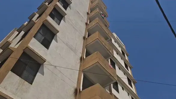 vadodara-news-man-jumps-off-4th-floor-of-ssg-hospital-lands-on-ambulance-driver