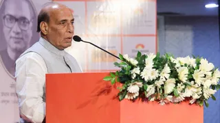 લેખક બુદ્ધિનાથ મિશ્રને 'જાગરણ સાહિત્ય સૃજન સન્માન': રાજનાથ સિંહે Gen Z અને AI યુગમાં યુવાનોના યોગદાન પર ભાર મૂક્યો
