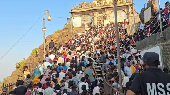pavagadh-navratri-over-1-lakh-devotees-visit-mahakali-temple