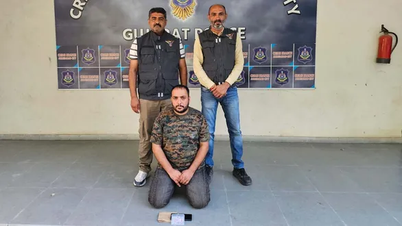fake-cisf-officer-arrested-in-ahmedabads-lal-darwaja-area