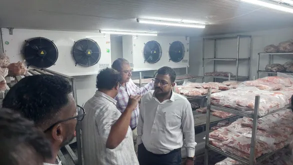 rajkot-municipal-corporation-food-department-raids-1500-kg-of-unfitforconsumption-chicken-being-sold-in-unhygienic-conditions-seized