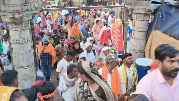 pavagadh-navratri-2026-huge-devotee-rush-at-mahakali-temple-on-day-2