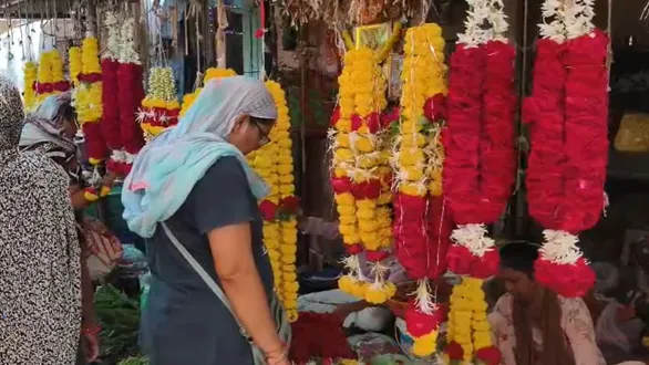 vadodara-khanderao-market-flower-prices-navratri-dashera-rose-mogra-rates