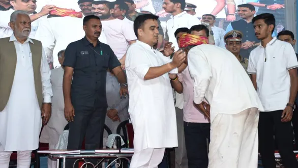 harsh-sanghavi-hands-over-500-bigha-land-documents-back-to-35-farmers-in-rajkot