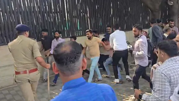 surat-embroidery-workers-chased-and-detained-during-mega-protest