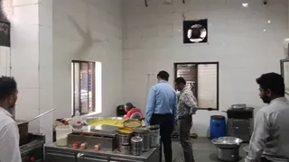 Vadodara: દશેરા પૂર્વે મનપાના ફૂડ વિભાગનું સઘન ચેકિંગ, ફાફડા-જલેબીના સેમ્પલ લેવાયા; 'પ્રસાદમ' રેસ્ટોરન્ટને ગંદકી બદલ નોટિસ
