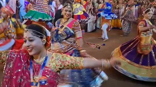 Vadodara Navratri 2026: નવલખી મેદાનમાં 60 હજાર ખેલૈયાઓ ગરબે ઘૂમ્યા, પરંપરાગત વેશભૂષા અને રજવાડી લુક બન્યો આકર્ષણનું કેન્દ્ર