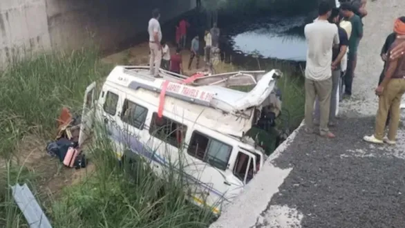 rajasthan-delhi-mumbai-expressway-bus-accident-near-kota-8-dead-6-injured
