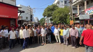 દિવાળી ટાણે રાજકોટના સાંગણવા ચોકમાં CGSTના દરોડાથી વેપારીઓમાં રોષ: ધંધા-રોજગાર બંધ કરી રસ્તા પર ઉતર્યા
