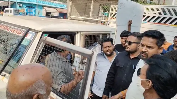 vadodara-khanderao-market-fruit-merchant-threatens-vmc-officer-during-encroachment-drive