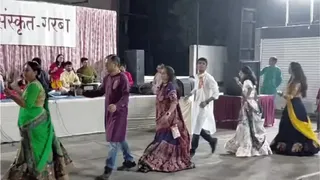 અમદાવાદમાં ગુજરાતી નહીં પણ દેવભાષા સંસ્કૃતના ગરબાનું અનોખું આયોજન, 1500 લોકો જોડાયાં