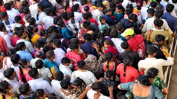 pavagadh-navratri-2026-huge-devotee-turnout-at-mahakali-temple-on-navratri-ashtami