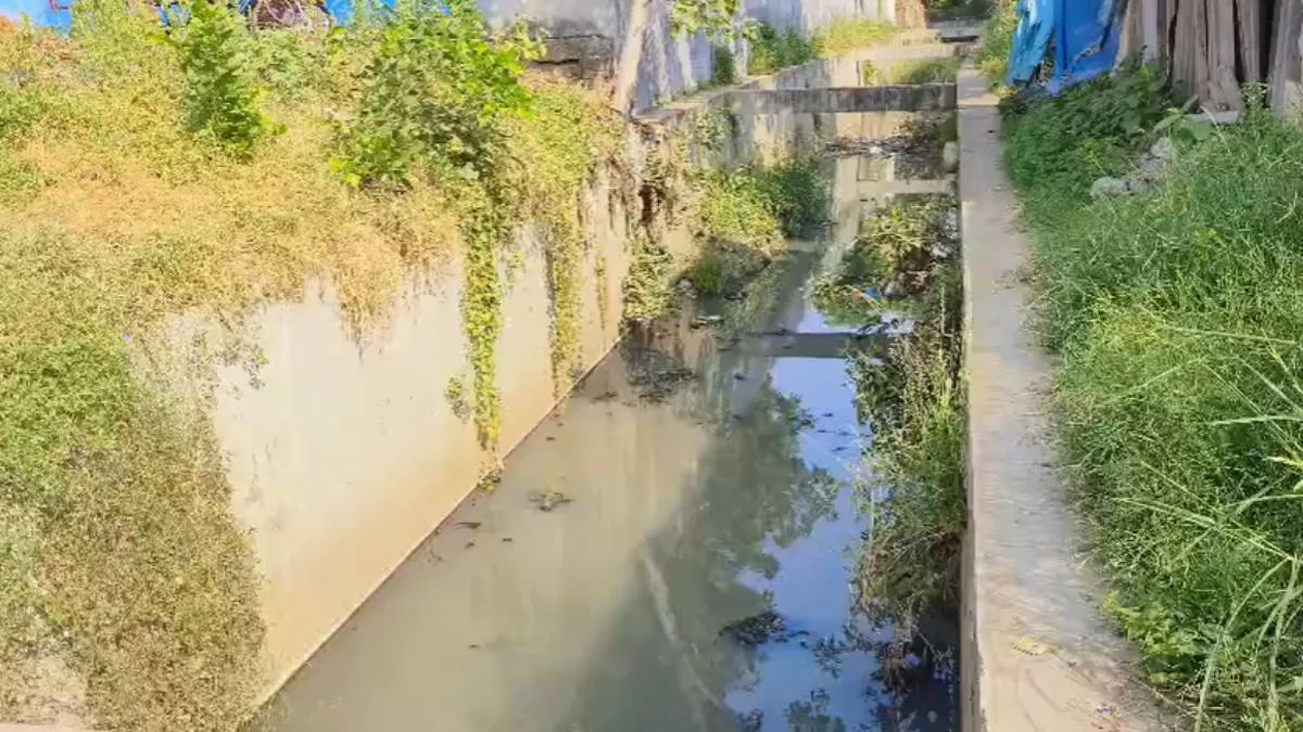 Vadodara: મકરપુરા GIDCમાં ખુલ્લી કાંસમાં ખાબકેલી કોટાની યુવતીનું મોત, દોઢ કલાકે મૃતદેહ મળ્યો; મનપાની બેદરકારી સામે સ્થાનિકોમાં રોષ | Vadodara News: 19 ...