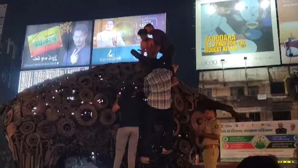 vadodara-news-youth-creates-highvoltage-drama-at-fatehgunj-bull-circle