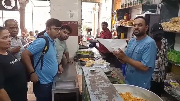 surat-dussehra-2026-long-queues-for-fafda-jalebi-since-early-morning