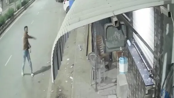 rajkot-news-group-clash-in-relnagar-stones-pelted-at-an-innocent-youths-car-shop-vandalized