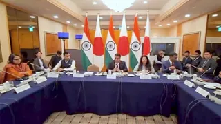 ટોક્યોમાં હર્ષ સંઘવીએ જાપાનીઝ ઉદ્યોગપતિઓ સાથે 20 હાઇ-પ્રોફાઇલ બેઠકો અને 2 રાઉન્ડ ટેબલ બેઠક યોજી, ગુજરાતમાં રોકાણનું આપ્યું આમંત્રણ