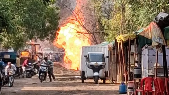 rajkot-hemu-gadhvi-hall-khau-galli-gas-pipeline-fire-3-people-injures