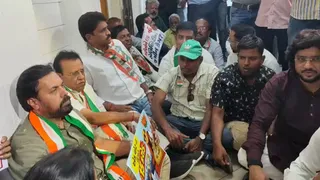 યુસુફ પઠાણ વિવાદ: વડોદરા મનપાએ પ્લોટ ફાળવવાની દરખાસ્ત મંજૂર કરતા કોંગ્રેસનો વિરોધ, કચેરીમાં 'પ્લોટ ચોર ગદ્દી છોડ'ના ઉગ્ર સુત્રોચ્ચાર
