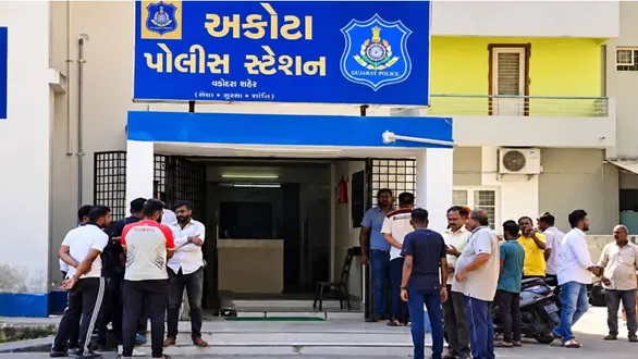 vadodara-man-commits-suicide-over-wifes-extramarital-affair-family-protests-at-police-station