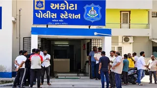 વડોદરમાં પત્નીના અનૈતિક સબંધોથી ત્રસ્ત યુવકનો ગળેફાંસો ખાઈ આપઘાત, ન્યાયની માંગ સાથે પરિવારનો પોલીસ મથકમાં હોબાળો