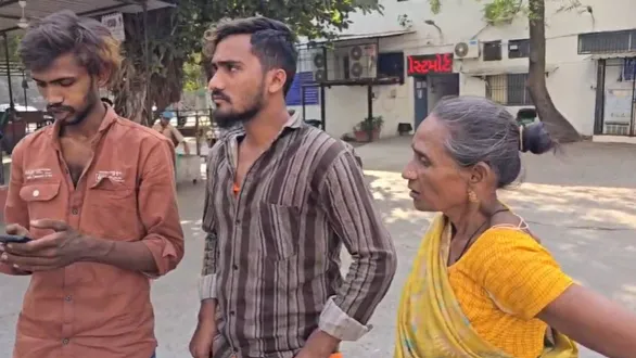 surat-vesu-accident-woman-distributing-donations-crushes-child-under-car-in-vesu-slum