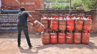 LPG Cylinder New Rules:1લી નવેમ્બરથી ગેસ સિલેન્ડરની કિંમત અને બુકિંગમાં શું ફેરફાર થઈ શકે છે? જાણો આ નિયમ