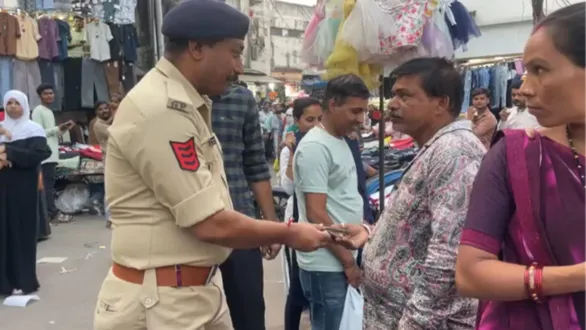 vadodara-sog-police-diwali-2026-checking-mangal-bazar-live-purse-theft-demo