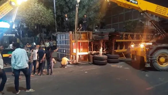surat-varachha-main-road-embroidery-machinery-container-overturns-chikuwadi-bridge