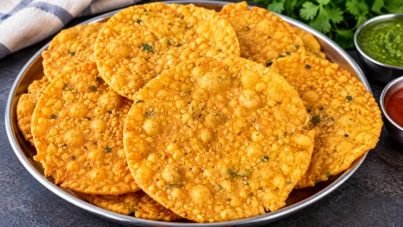 make-super-crunchy-besan-atta-puri-without-maida-at-home