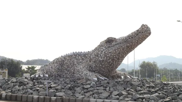 statue-of-unity-road-attraction-giant-stone-crocodile-sculpture-at-gora-bridge