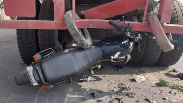 una-veraval-road-triple-accident-speeding-truck-hits-bike-girl-dies-on-spot