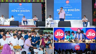 જિયોની ધમાકેદાર એન્ટ્રીથી ઝૂમી ઉઠ્યું ધીરુભાઈનું વતન ચોરવાડ! 25 હજાર લોકોએ માણ્યું ભોજન અને લોકડાયરાની જમાવટ કરી