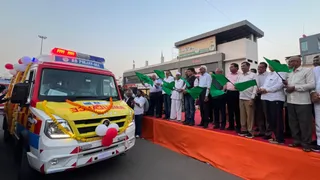 સુરત: બજાજ ફાઈનાન્સના CSR ફંડથી હોસ્પિટલોને એમ્બ્યુલન્સની ભેટ, પ્રફુલ પાનશેરીયાએ આપી લીલી ઝંડી