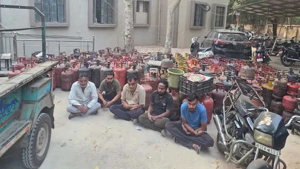 rajkot-illegal-gas-refilling-racket-553-cylinders-seized-in-smc-raid-fir-on-22-accused