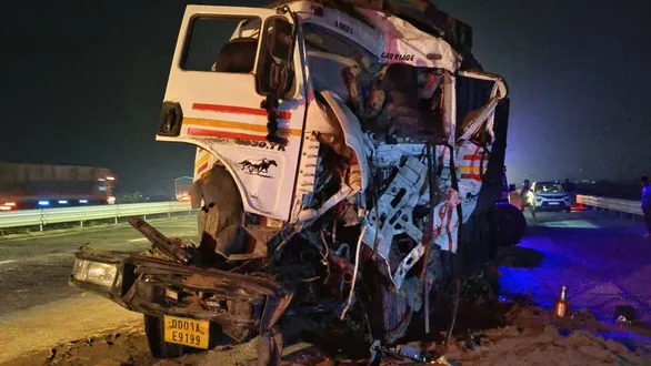 surat-kim-expressway-road-accident-dumper-truck-collision-driver-rescue