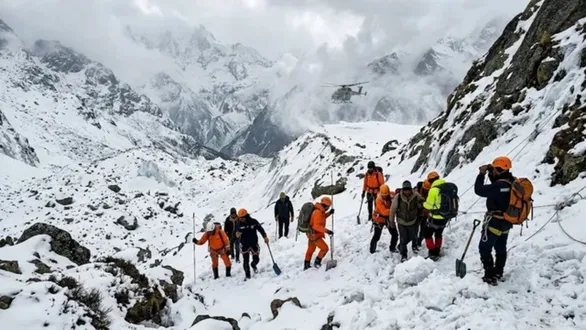 uttarakhand-kedartal-trek-avalanche-8-people-stranded-rescue-operation