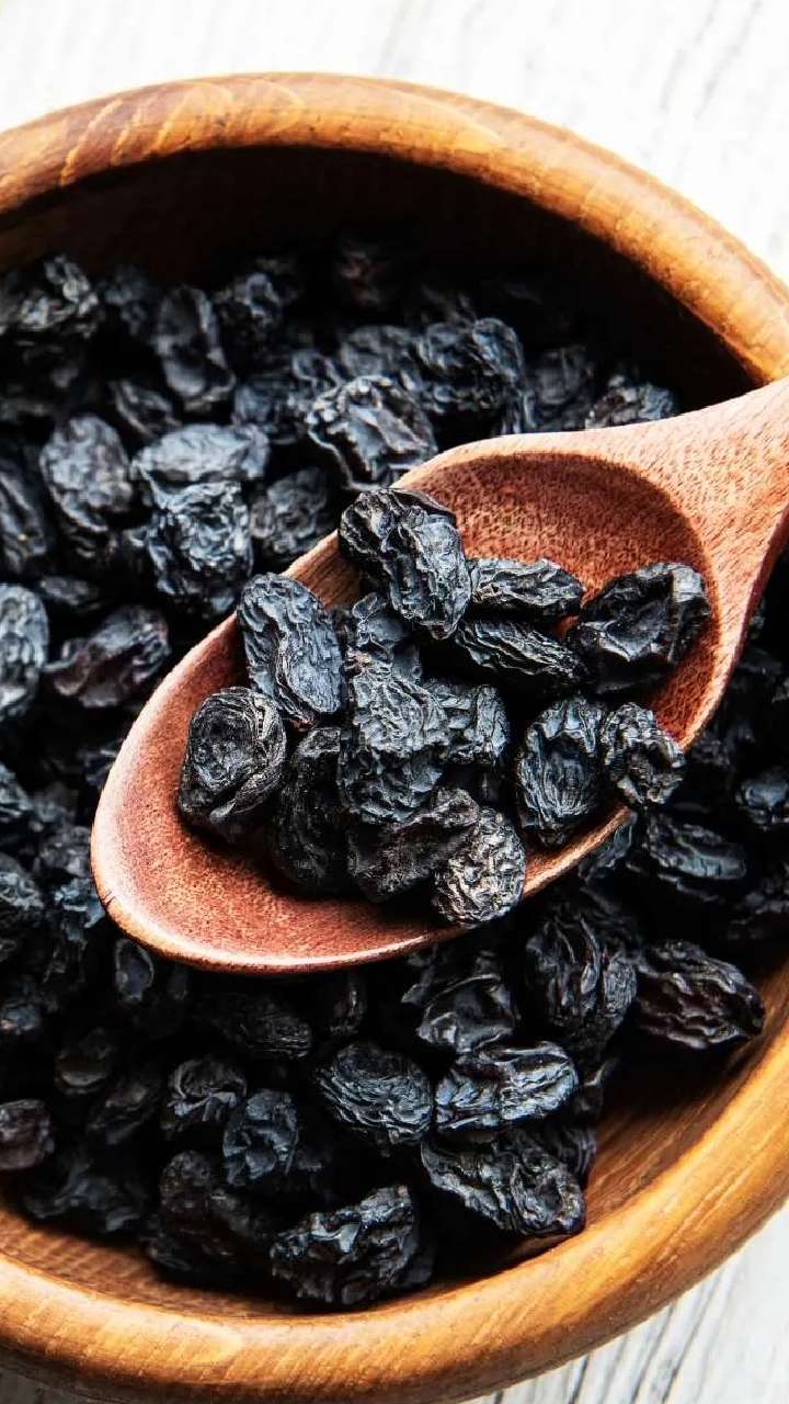 આ લોકોએ કાળી કિસમિસ ખાવાનું ટાળવું જોઈએ